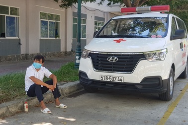 Ông Đoàn Ngọc Hải và xe cứu thương miễn phí chở bệnh nhân nghèo đến Đà Nẵng