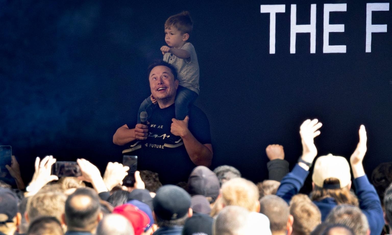Elon Musk để con trai ngồi trên vai trong lúc đứng lên phát biểu trước các nhân viên làm việc tại nhà máy đặt ở Đức (Ảnh: Page Six).