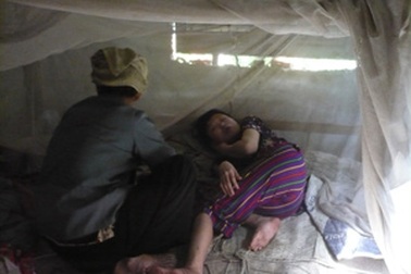 Trao tiền bạn đọc hỗ trợ cho cụ Phạm Thị Ba