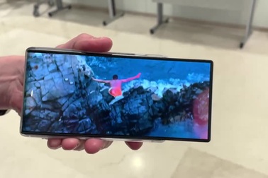 Cách thức hoạt động smartphone màn hình cuộn của Motorola