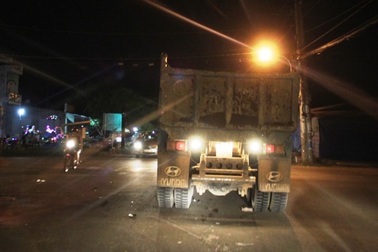 Xe ben cuốn xe máy vào gầm, Thiếu tá quân đội tử vong