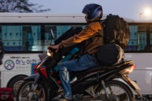 Choáng với giá vé tàu xe Tết, nam sinh tính chạy xe máy gần 1.400km về quê