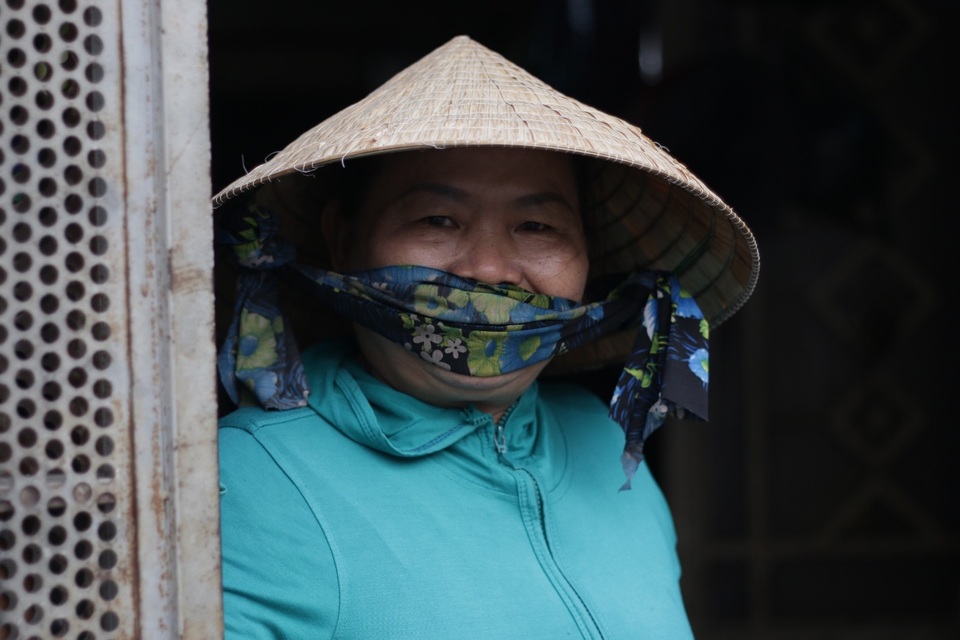 Ước nguyện về quê thăm mộ con gái ngày Tết của người mẹ bán vé số - 2 Ước nguyện về quê thăm mộ con gái ngày Tết của người mẹ bán vé số - 2