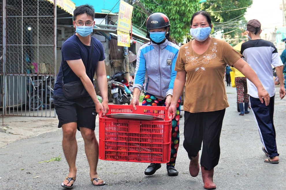 Chợ đầu mối lớn nhất Cần Thơ bị phong tỏa, tiểu thương hối hả dọn hàng - 2 Chợ đầu mối lớn nhất Cần Thơ bị phong tỏa, tiểu thương hối hả dọn hàng - 2