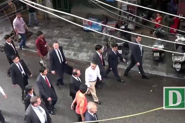 Tổng thống Pháp cùng GS. Ngô Bảo Châu tản bộ phố cổ Hà Nội