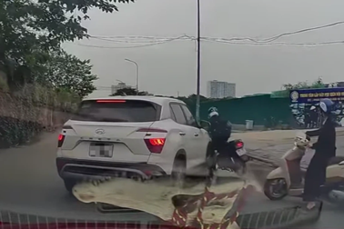 Ô tô hất xe máy ngã dúi dụi trong tình huống "kẻ tám lạng, người nửa cân"