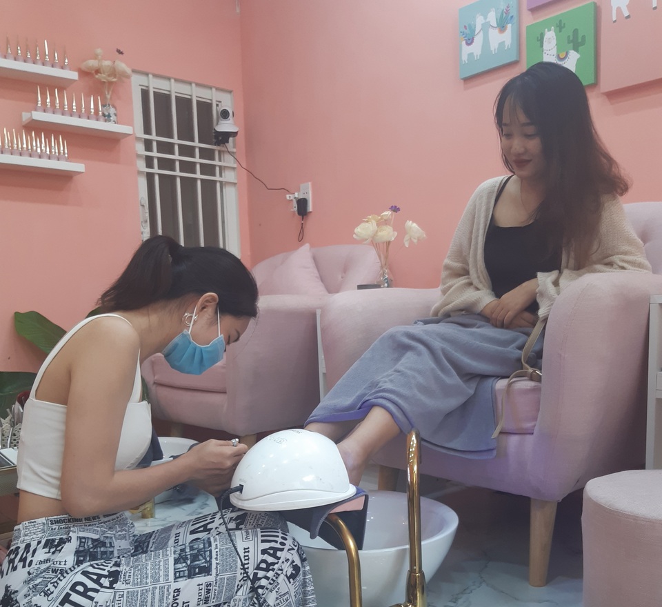 Thu nhập giảm, chị em nhịn làm đẹp vì Covid-19 - 3 Thu nhập giảm, chị em nhịn làm đẹp vì Covid-19 - 3