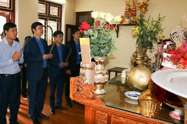 Dâng hương tri ân liệt sĩ đầu tiên hi sinh trong cuộc chiến đấu bảo vệ biên giới