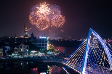 Người dân chờ 5 tiếng đồng hồ để ngắm pháo hoa dịp Giỗ Tổ Hùng Vương