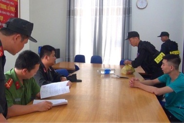 Cảnh sát cơ động mật phục, bắt quả tang đối tượng ném “bom bẩn” vào nhà dân