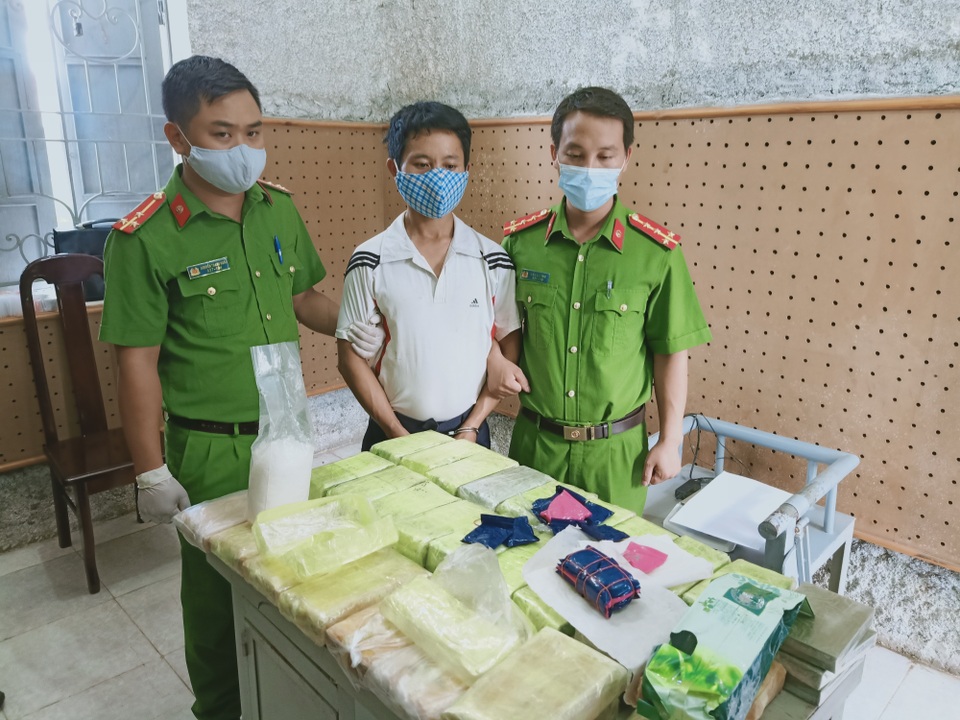 Bắt khẩn cấp đối tượng mang theo súng để áp tải 53 bánh heroin - 2 Bắt khẩn cấp đối tượng mang theo súng để áp tải 53 bánh heroin - 2