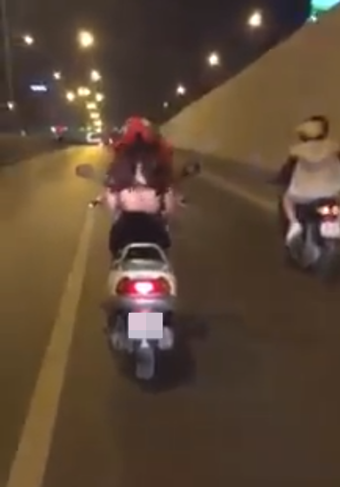 Những cô gái đi đường 