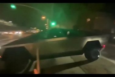 Elon Musk lái xe bán tải chống đạn Cybertruck tông đổ cọc tiêu giao thông