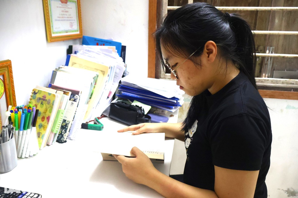 Đang đi làm xa nhà, người cha xúc động khi biết tin con đỗ thủ khoa - 1 Đang đi làm xa nhà, người cha xúc động khi biết tin con đỗ thủ khoa - 1