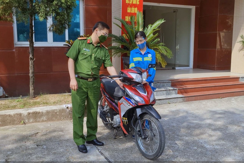 Hà Nội: Nữ lao công bị cướp được công an tặng xe máy - 1 Hà Nội: Nữ lao công bị cướp được công an tặng xe máy - 1