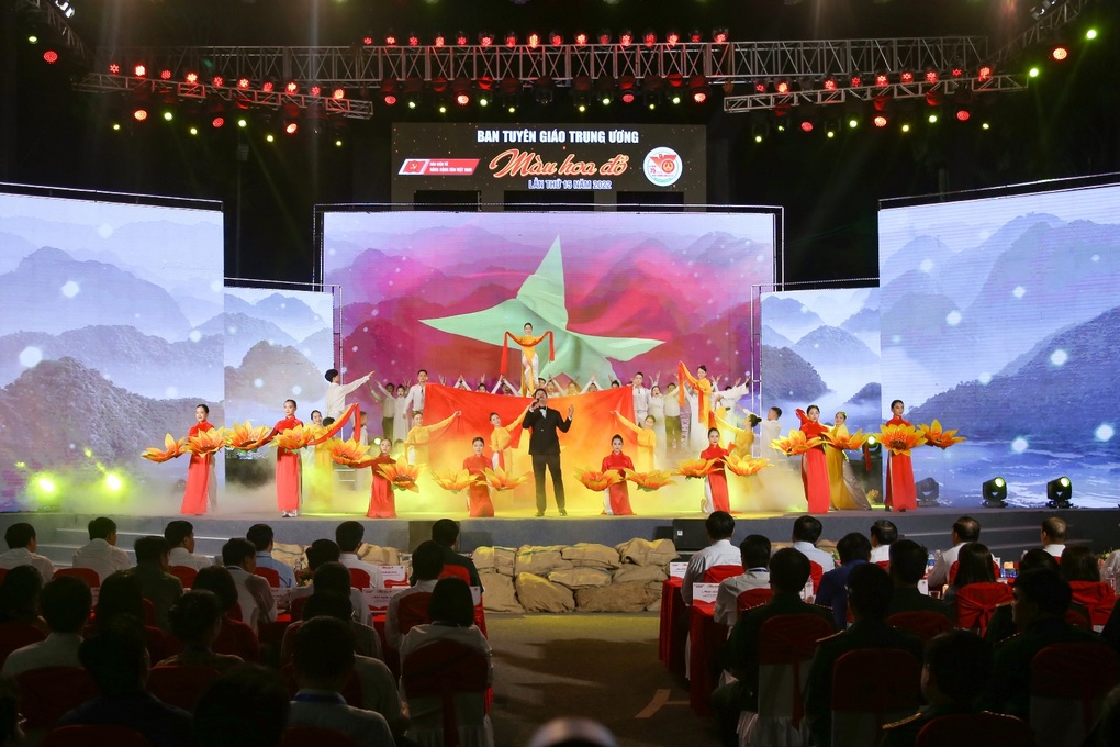 Xúc động các hình ảnh trong Chương trình Màu hoa đỏ - 1