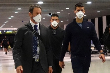 Djokovic lên máy bay rời khỏi Australia sau khi bị hủy visa