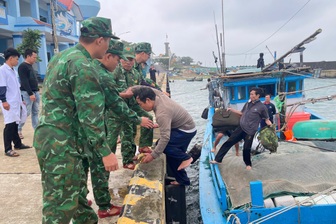 Tàu chở 6 ngư dân chìm trên biển