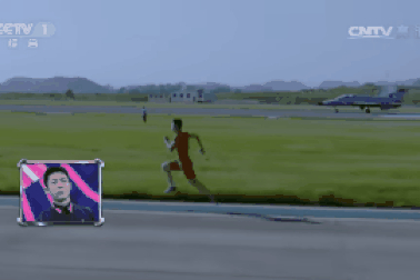 Vận động viên Trung Quốc đánh bại máy bay chiến đấu trên đường đua