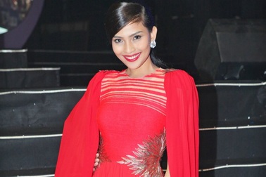 Trương Thị May rạng rỡ trong sắc đỏ