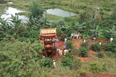 Xe “hổ vồ” lao xuống vực, tài xế mắc kẹt tử vong trong xe