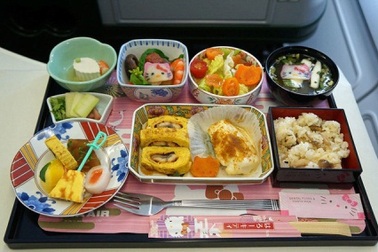 Bữa ăn trên máy bay của các hãng có gì khác nhau