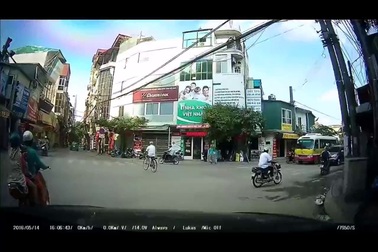 Lái xe lấn làn - "Chuyện thường ở huyện"