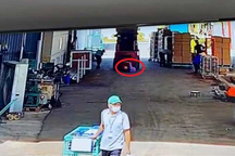 Nữ công nhân bị xe nâng lùi trúng, tử vong