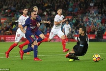 Hạ gục Sevilla, Barcelona hơn Real Madrid đến 11 điểm