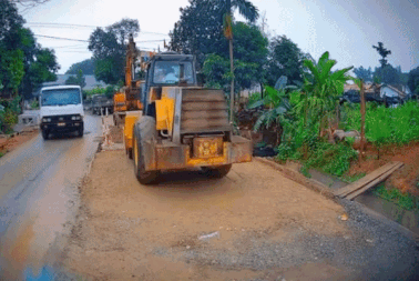 Tình huống va chạm "khó đỡ" của ô tô với chiếc xe lu đi lùi