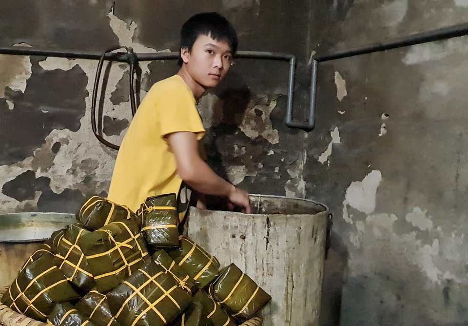 Ghi ở làng bánh chưng xanh thành Vinh thâu đêm phục vụ Tết - 12 Ghi ở làng bánh chưng xanh thành Vinh thâu đêm phục vụ Tết - 12