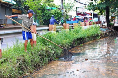 Người cựu binh 6 năm vớt rác, nhặt kim tiêm trên kênh Sài Gòn