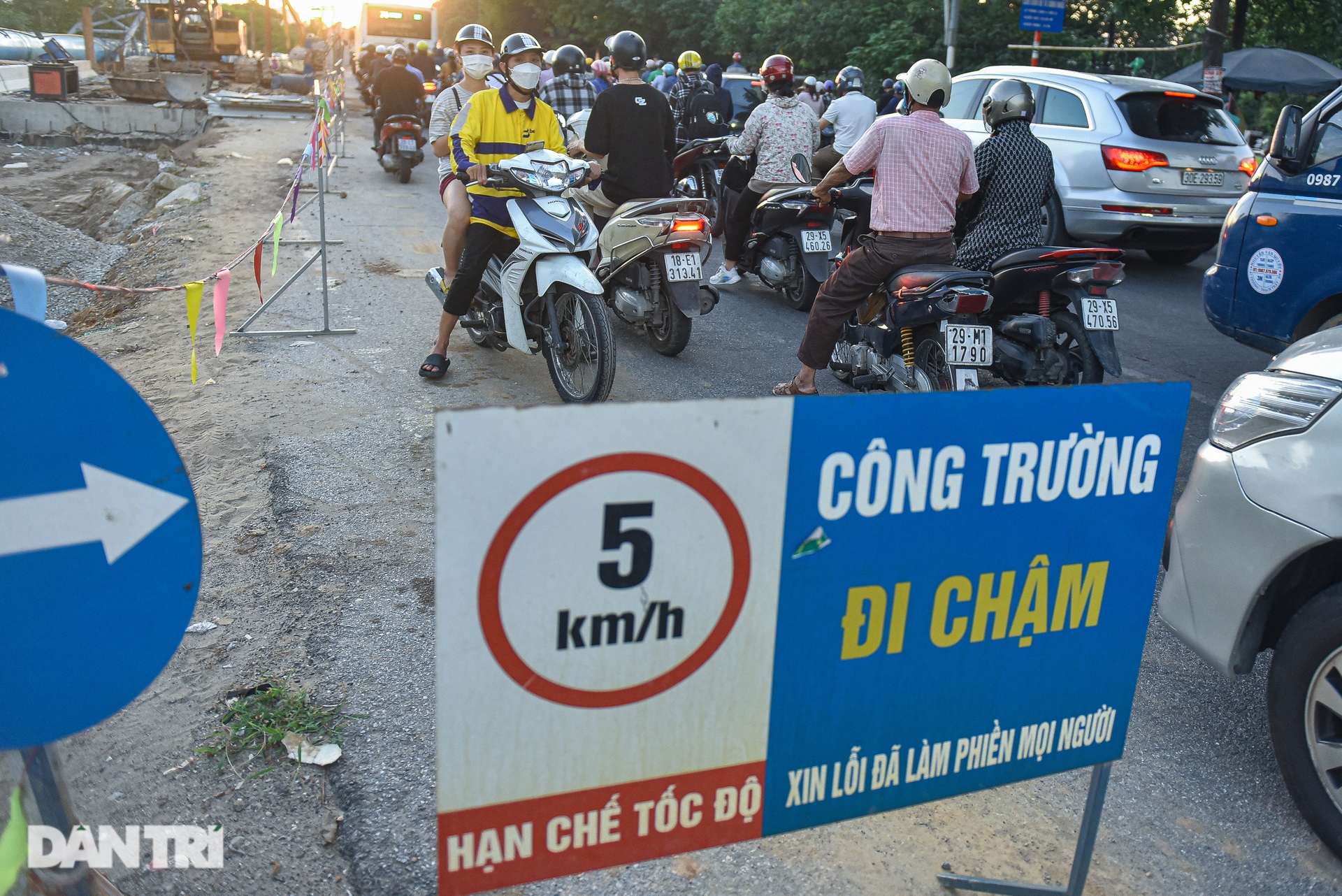 Đường gom Đại lộ Thăng Long thành con đường đau khổ vì ùn tắc triền miên - 17 Đường gom Đại lộ Thăng Long thành con đường đau khổ vì ùn tắc triền miên - 17