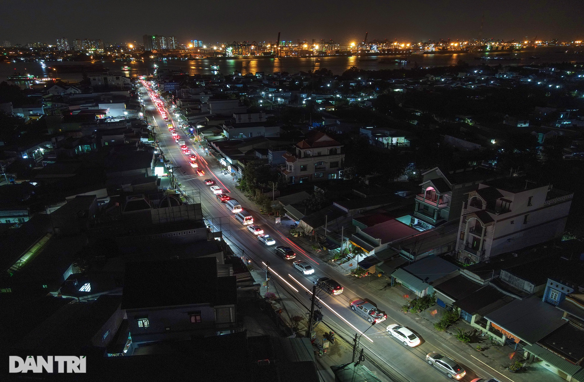 Người dân trở lại Sài Gòn sớm, giao thông cửa ngõ ùn tắc, hỗn loạn - 1 Người dân trở lại Sài Gòn sớm, giao thông cửa ngõ ùn tắc, hỗn loạn - 1