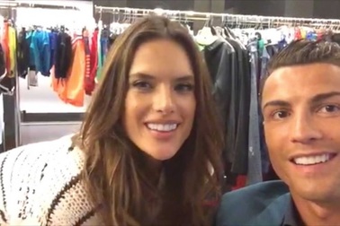 Cristiano Ronaldo chụp hình cùng Alessandra