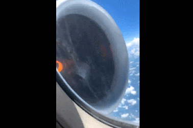 Sốc clip động cơ máy bay bị... rơi ra trong lúc đang bay ở độ cao hơn 3.000m