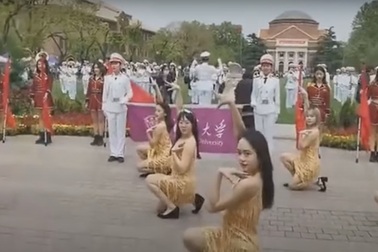 Tranh cãi điệu nhảy gợi cảm của nữ sinh đại học Thanh Hoa Trung Quốc