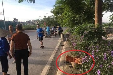Hà Nội: Phát hiện nữ lao công nghi bị tai nạn tử vong bên đường cùng dòng chữ lạ