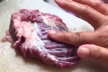 Một clip khác về miếng thịt "sống lại' trên thớt từng được chia sẻ lên mạng