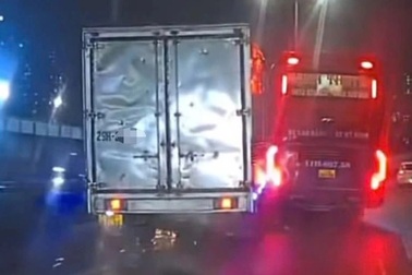 Tài xế và chủ xe khách bị phạt gần 9 triệu đồng vì chèn ép ô tô trên đường