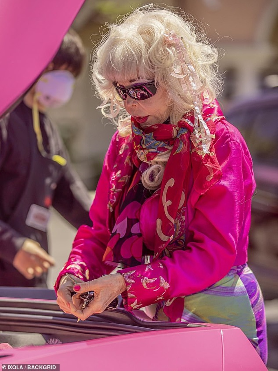 70 tuổi, người mẫu Angelyne vẫn mặc váy siêu ngắn - 4 70 tuổi, người mẫu Angelyne vẫn mặc váy siêu ngắn - 4