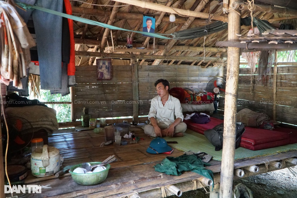 Cuộc sống trời đày của người đàn ông chỉ mong có nơi thờ cha tử tế - 2 Cuộc sống trời đày của người đàn ông chỉ mong có nơi thờ cha tử tế - 2