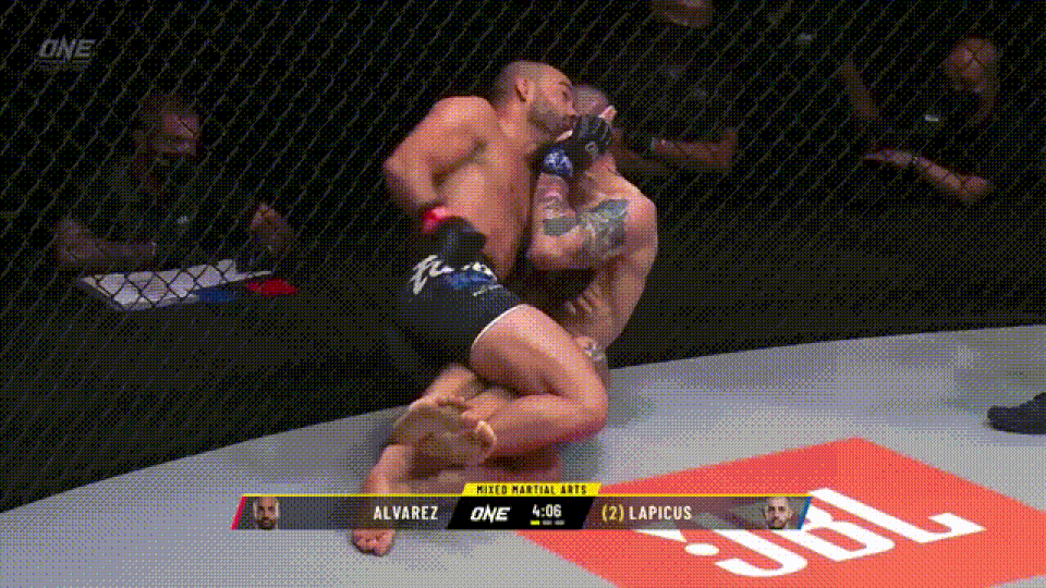 Tưởng knock-out đối thủ, võ sĩ bật khóc khi bất ngờ bị xử thua - 2 Tưởng knock-out đối thủ, võ sĩ bật khóc khi bất ngờ bị xử thua - 2