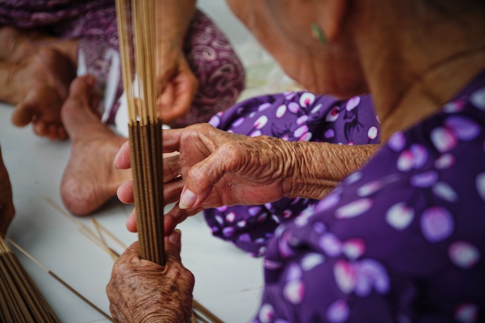 Cô giáo làm nhang sinh học từ cây cỏ dại - 7 Cô giáo làm nhang sinh học từ cây cỏ dại - 7