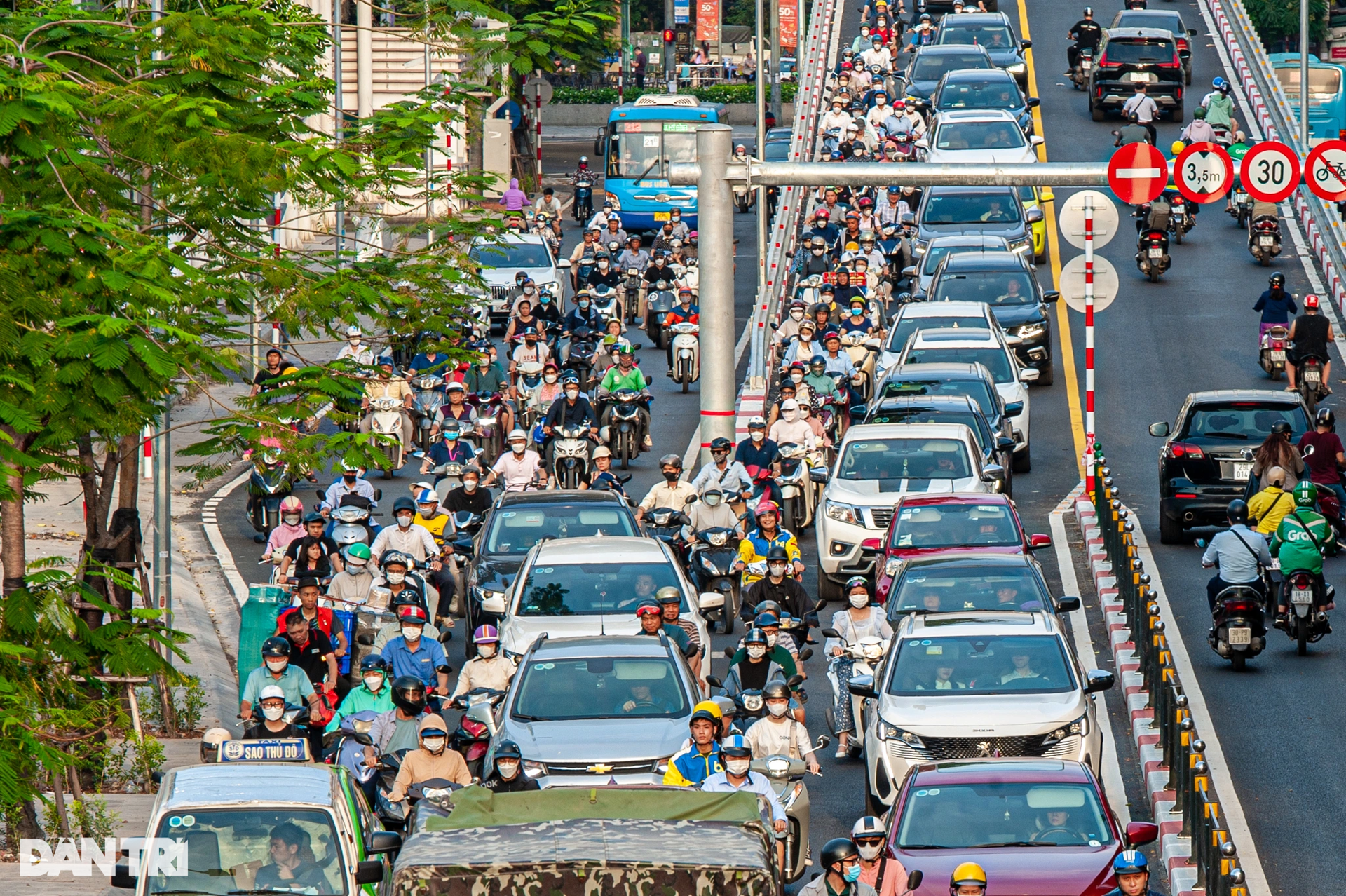Cầu vượt chữ C trị giá 150 tỷ đồng có bị ùn tắc trong giờ cao điểm? - 8 Cầu vượt chữ C trị giá 150 tỷ đồng có bị ùn tắc trong giờ cao điểm? - 8