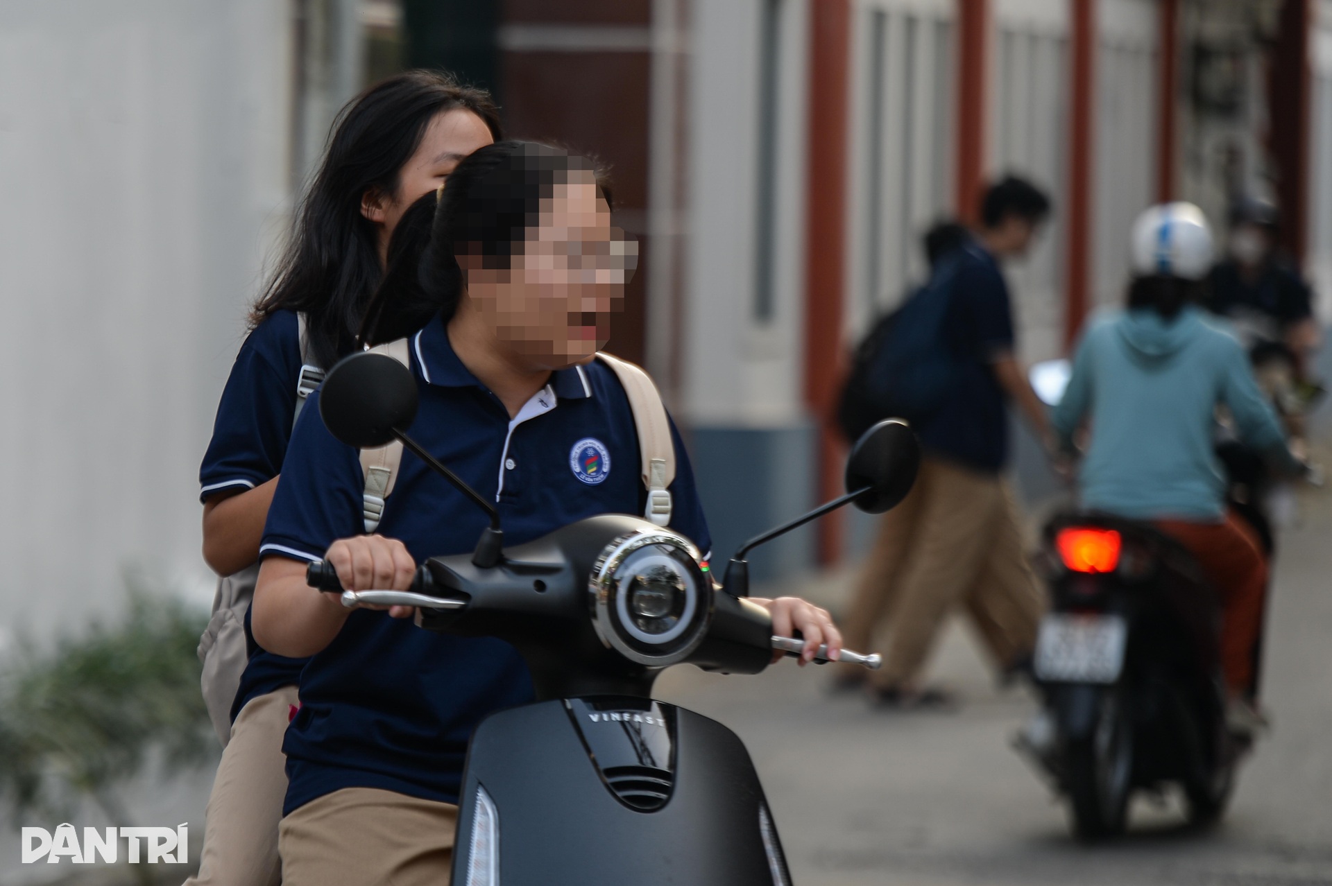 Nhan nhản học sinh, sinh viên vi phạm luật giao thông ở Hà Nội - 9 Nhan nhản học sinh, sinh viên vi phạm luật giao thông ở Hà Nội - 9