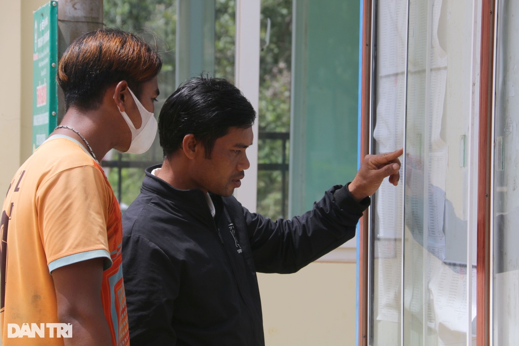 Học sinh trượt lớp 10: Phụ huynh cầu cứu vì con không có chỗ học? - 2 Học sinh trượt lớp 10: Phụ huynh cầu cứu vì con không có chỗ học? - 2