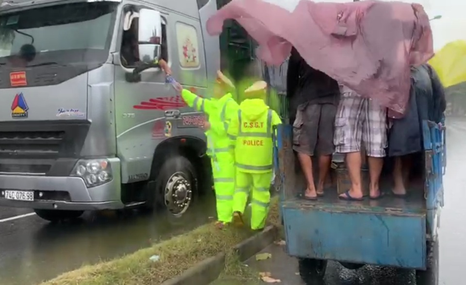 Người dân và CSGT phát đồ ăn cho tài xế, hành khách mắc kẹt trên Quốc lộ 1 - 6 Người dân và CSGT phát đồ ăn cho tài xế, hành khách mắc kẹt trên Quốc lộ 1 - 6