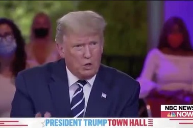 Người phụ nữ gây chú ý sau ông Trump khi trả lời cử tri