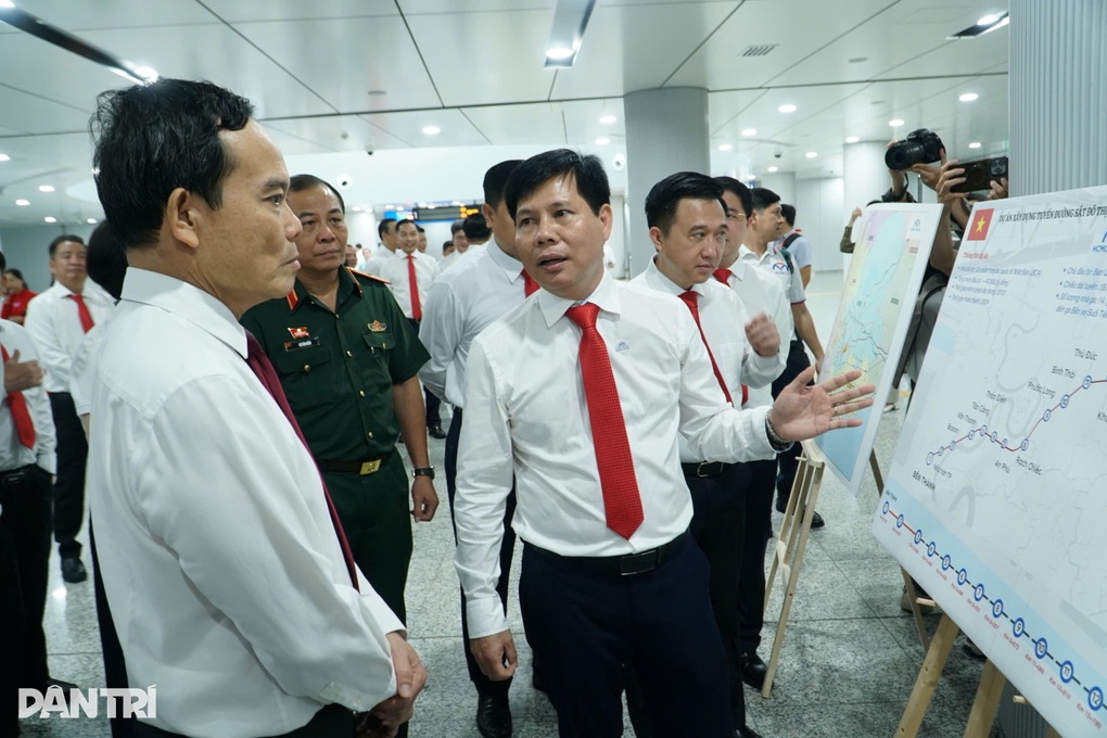 Lãnh đạo TPHCM đi tàu metro, viếng Vua Hùng trước thềm Đại hội - 1